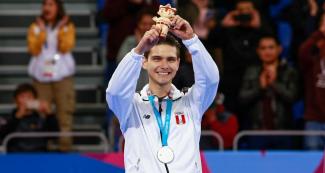 Hugo del Castillo muestra medalla de plata en Taekwondo