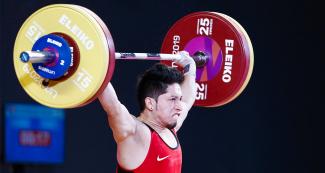 Marcos Rojas competes in weightlifting 