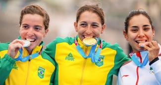 Vittoria Lopes, Luisa Baptista and Cecilia Perez during triathlon medal ceremony