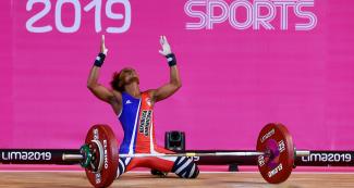 Beatriz Piron completes her weightlifting routine