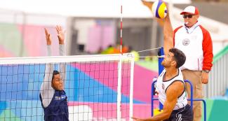 El jugador de vóleibol de playa de Chile, Marco Grimalt se enfrenta con un pase a Ruben Mora de Nicaragua / Chile's beach volleyball player Marco Grimalt faces Ruben Mora from Nicaragua with a pass.
