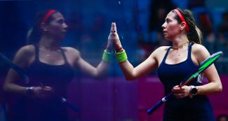 Ana Pinto mira su reflejo antes de competencia de Squash