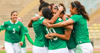 Futbolistas mexicanas celebran los goles en la victoria ante Trinidad y Tobago en Lima 2019