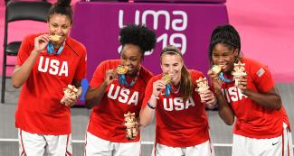 Las basquetbolistas estadounidenses muerden sus medallas de Oro obtenidas en Lima 2019 