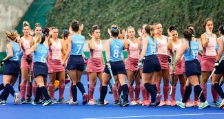 Las selecciones femeninas de Hockey de Argentina y Uruguay se saludan antes del partido, en Lima 2019 