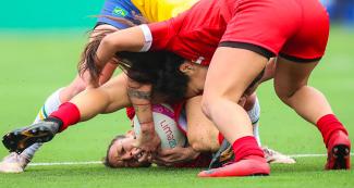 Rosemary Quesada y Paula Pacheco intentan quedarse con el balón de rugby