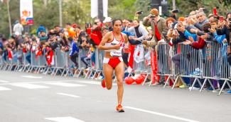 Gladys Tejeda runs a long circuit in women’s marathon