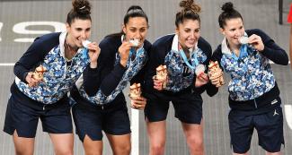 Argentinian players Victoria Llorente, Andrea Boquete, Melissa Gretter and Natacha Pérez perform poses with the silver medals in 3x3 women’s basketball.