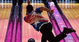 Donal Lee Pan lanza bola en medio de la pista de bowling, durante doble competición masculina de Lima 2019