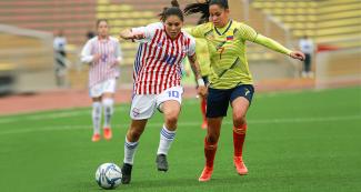 Marcela Restrepo, de Colombia, marca a Jessica Martínez, de Paraguay, en el Estadio de San Marcos