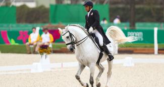 Ronald Mauricio junto a su caballo Zar AG en medio de competencia con motivo de los Juegos Panamericanos Lima 2019