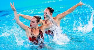 Claudia Holzner and Jacqueline Simoneau during their artistic swimming presentation, Lima 2019