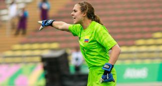Catalina Pérez Jaramillo, portera de Colombia, da indicaciones a sus compañeras de equipo en Lima 2019