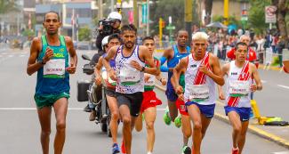 Maratonistas acercándose a la línea final de la carrera