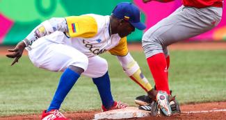 Derwin Pomare catches the ball before Cuban baseballer, Lima 2019 