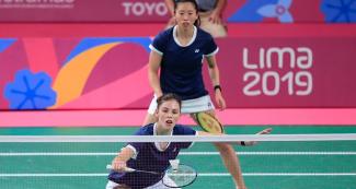 : Rachel Honderich y Kristen Tsai juegan en dobles femenino de bádminton durante Lima 2019