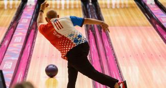 Puerto Rican bowler throws ball on the bowling lane