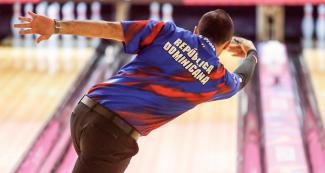 Alex Prats en competencia doble de bowling
