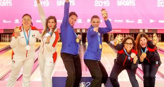 Ganadoras de bowling femenino celebran triunfo 