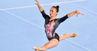 Victoria Woo realiza salto en medio de rutina de gimnasia artística de Lima 2019, en el Polideportivo Villa El Salvador 