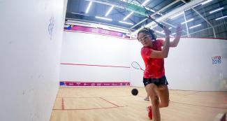 Diana García hits squash ball