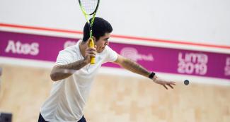 Diego Elías competes in squash match