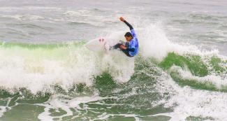 El peruano Luca Mesinas derrotó al argentino Leandro Usuna en el open masculino de surf