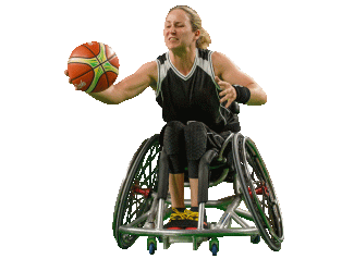 Jugadora con pelota en mano durante partido de baloncesto en silla de ruedas