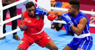 Cosme Dos Santos recibe impacto de boxeador cubano