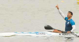 Agustin Vernice gana Medalla de Oro, en canotaje de velocidad
