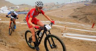 Daniela Campuzano en competencia de ciclismo de montaña