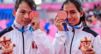 Peruanos Adriana Vera y Renzo Saux enseñan sus medallas de Bronce en la competencia de Pares Mixtos del Taekwondo Poomsae