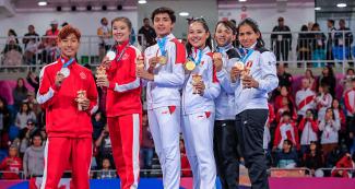 En el podio los ganadores de la competencia de Pares Mixtos del Taekwondo Poomsae en los Juegos Panamericanos Lima 2019
