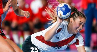 Marcela Balarín challenge for the ball - Women’s handball