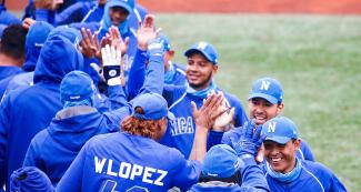 El equipo de béisbol de Nicaragua celebra su victoria sobre Colombia en los Juegos Lima 2019 en el Complejo Deportivo Villa Maria del Triunfo