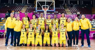 Colombian women’s basketball team posing before Lima 2019 match vs. Virgin Islands at the Eduardo Dibós Coliseum