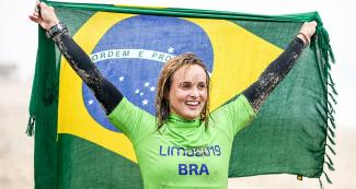 Lena Guimaraes de Brasil celebra orgullosa el oro en la competencia de Surf  SUP femenino de los Juegos Lima 2019, en Punta Rocas.