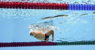 Para nadador compite con gran fortaleza en prueba de velocidad