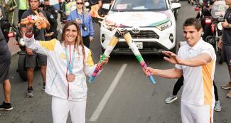 La surfista Vania Torres y el futbolista Aldo Corzo juntos en le entrega la Antorcha Parapanamericana a Aldo Corzo