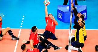 Carlos Castro (Costa Rica), devolviendo la pelota al equipo colombiano, en que defienden Edgar Sandoval y Luis Lozano. Villa Deportiva Regional del Callao durante los Juegos Parapanamericanos Lima 2019