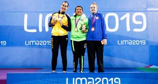 Matilde Alcazar de México (oro), Regina Nunes de Brasil (plata) y Laurie Hermes de EE. UU. (bronce) posan orgullosas con medallas de 100 m dorso S11 en la Villa Deportiva Nacional – VIDENA en Lima 2019.