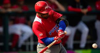 Brahiam Maldonado de Puerto Rico se encuentra listo para batear en partido contra Canadá en la competencia de Béisbol de hombres de los Juegos Lima 2019, en el Complejo Deportivo Villa Maria del Triunfo.