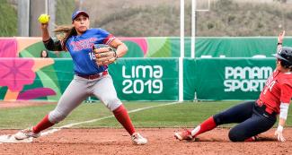 Haylie McCleaney de EE. UU. lanza primero para una doble jugada en competencia de Sóftbol para los Juegos Lima 2019, en el Complejo Deportivo Villa María del Triunfo