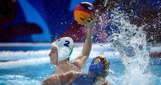 Diana Alba de Brasil se enfrenta a Venezuela en la competencia preliminar de Water Polo de mujeres de los Juegos Lima 2019, en Villa Maria del Triunfo
