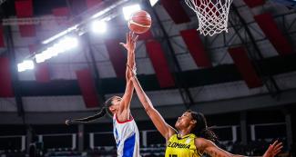 La colombiana Narlyn Mosquera intenta impedir que la puertorriqueña Tayra Melendez haga punto para su equipo, en los Juegos Lima 2019, en el Coliseo Eduardo Dibos