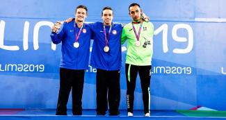 Matthew Torres (oro) y Joseph Peppersack (plata) de EE. UU. y Luis Armando Andrade de México (bronce) posan en el podio con sus medallas de 100 m espalda masculino S8 en la Villa Deportiva Nacional – VIDENA en Lima 2019.