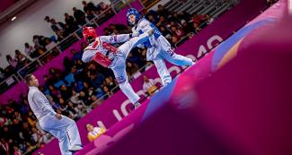 Leylianne Samara de Brasil y Idalianna Quintero de Cuba se enfrentan en Para taekwondo femenino K44 +58 kg en Lima 2019 en la Villa Deportiva Regional del Callao
