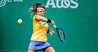 Carolina Alves from Brazil counterattacking the ball of the Veronica Cepede from Paraguay at the Lawn Tennis Club