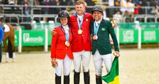 Los estadounidenses Lynn Symansky y Boy Martin, medalla de plata y oro respectivamente y el brasilero, Carlos Parro, medalla de bronce lucen orgullosos sus medallas en el podio de los Juegos Lima 2019, en la Escuela de Equitación del Ejercito. 