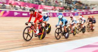 Riders from the Americas compete at the Lima 2019 women’s Madison finals at the National Sports Village – VIDENA.